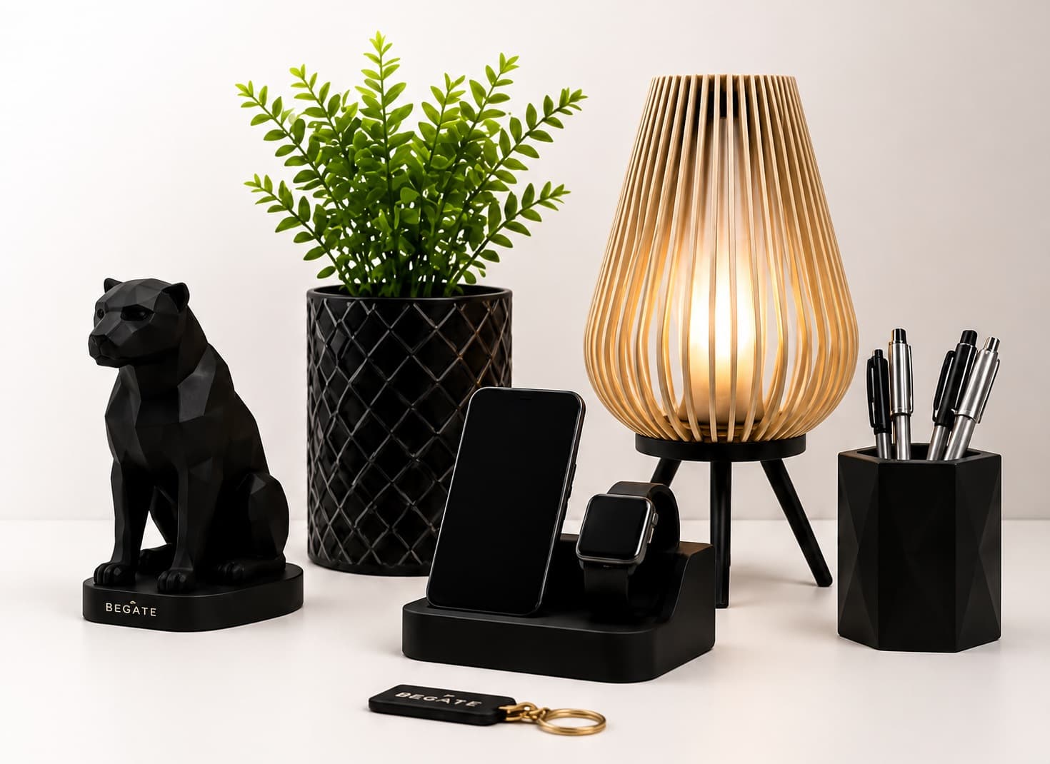 Produtos personalizados Begate: escultura de pantera, cachepô, suporte de carga para celular e smartwatch, luminária ripada e porta-canetas, em acabamento preto fosco